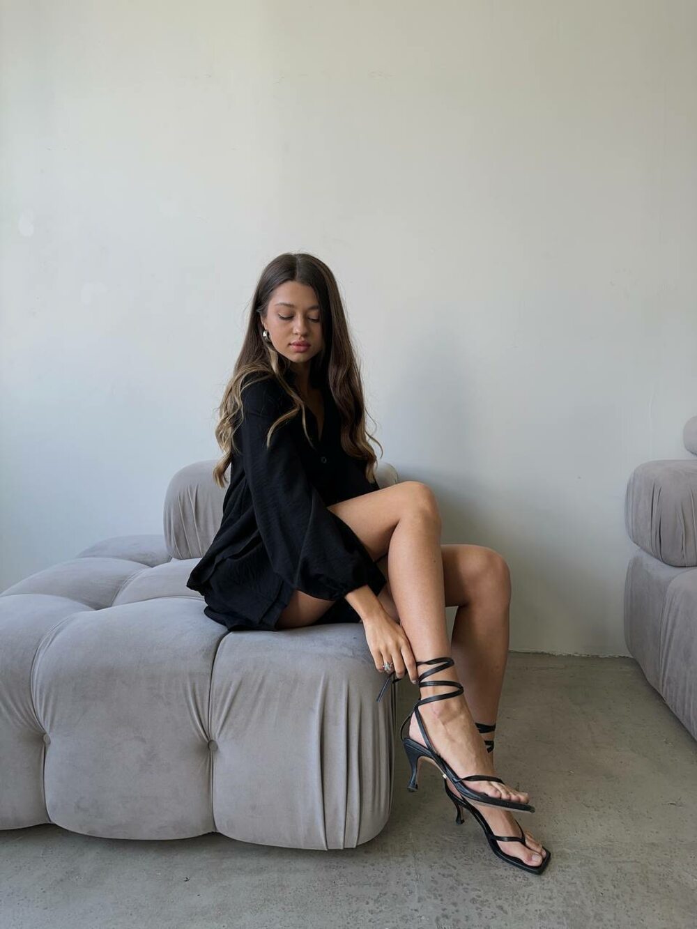 Костюм двійка складається з сорочки та шорт, колір чорний