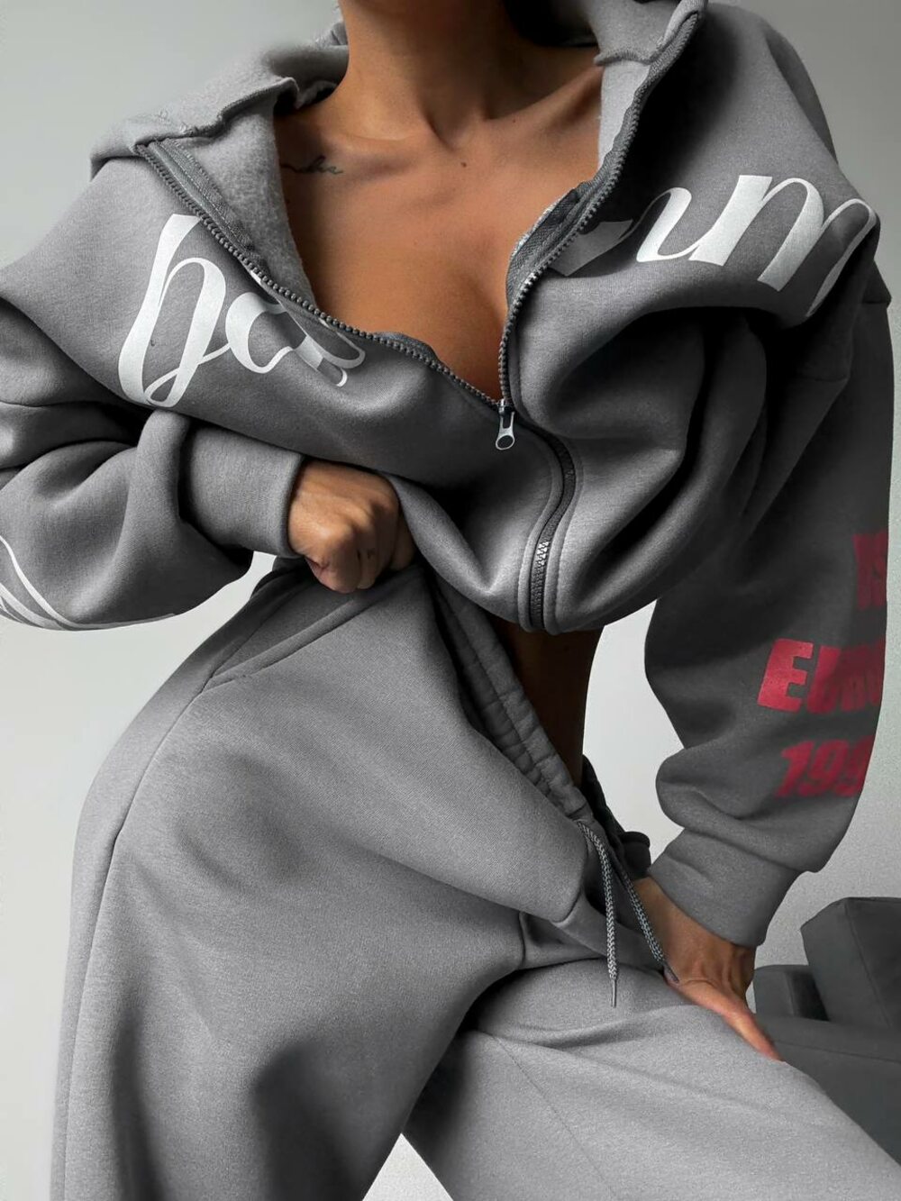 Костюм на флісі складається з кофти та штанів, колір сірий