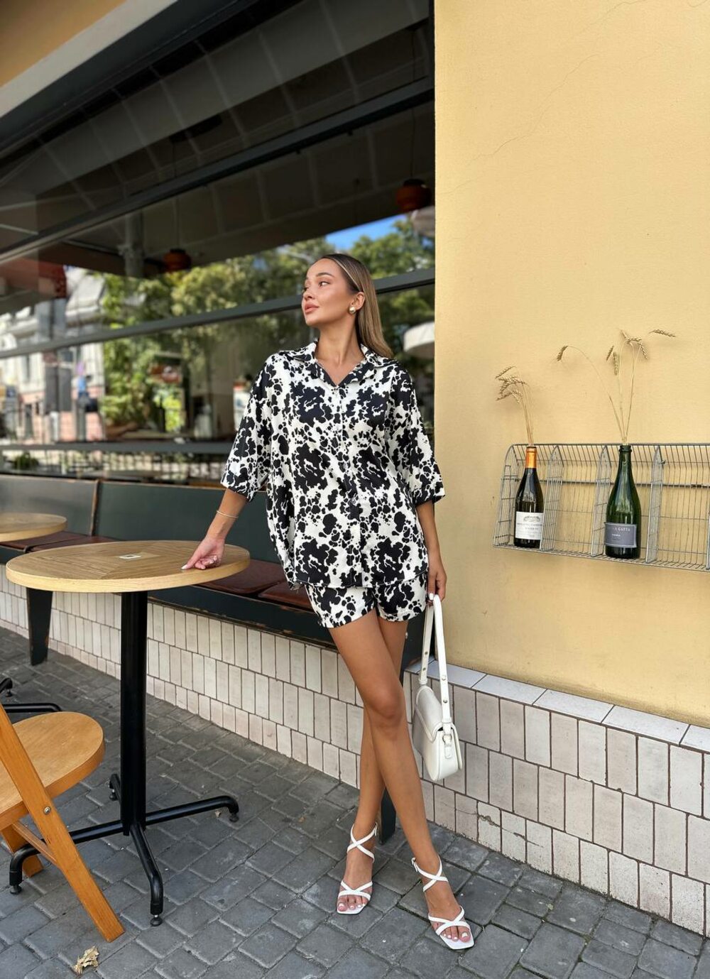 Костюм двійка складається з сорочки та шорт, колір чорний