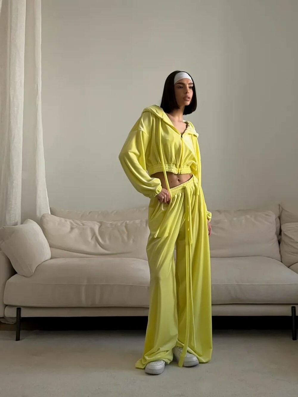 Велюровий костюм двійка складається з худі та штанів, колір жовтий