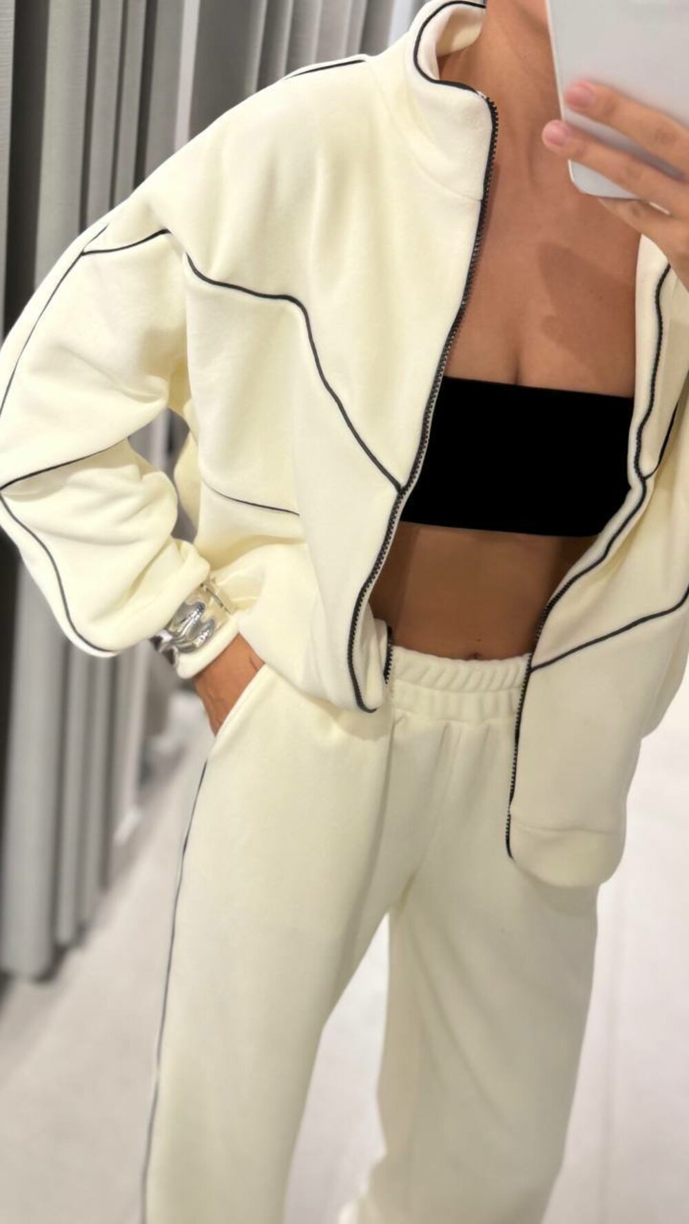 Костюм на флісі складається з кофти та штанів вільного крою, колір молочний