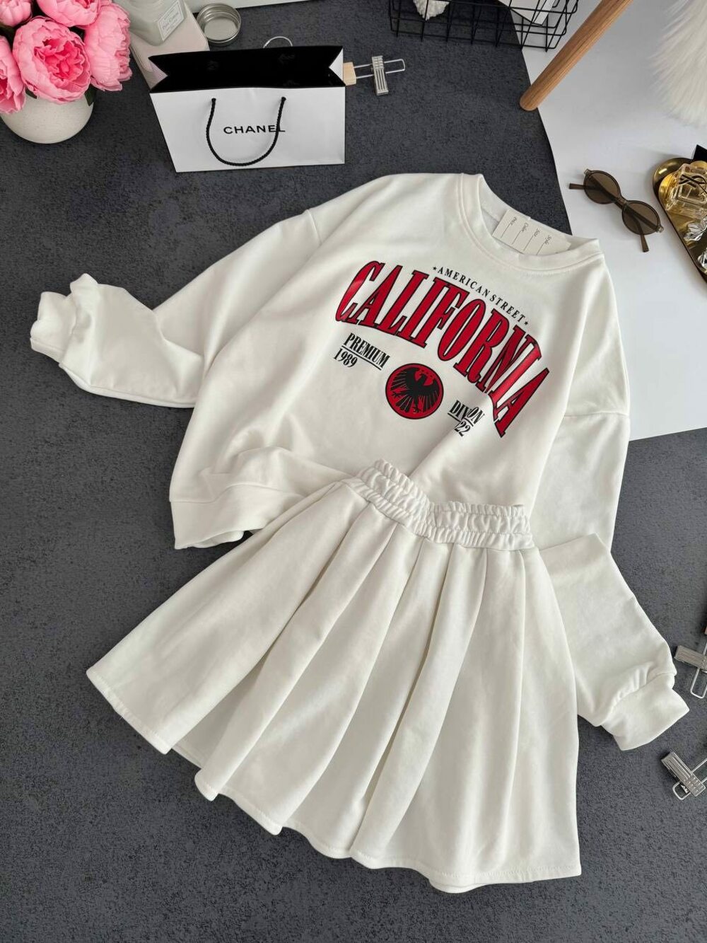 Комплект зі світшота та спідниці, колір білий