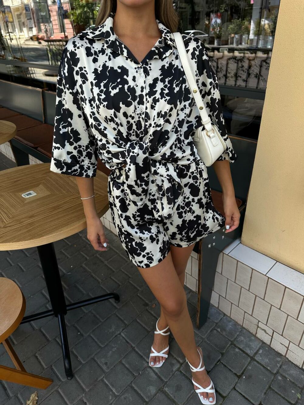 Костюм двійка складається з сорочки та шорт, колір чорний