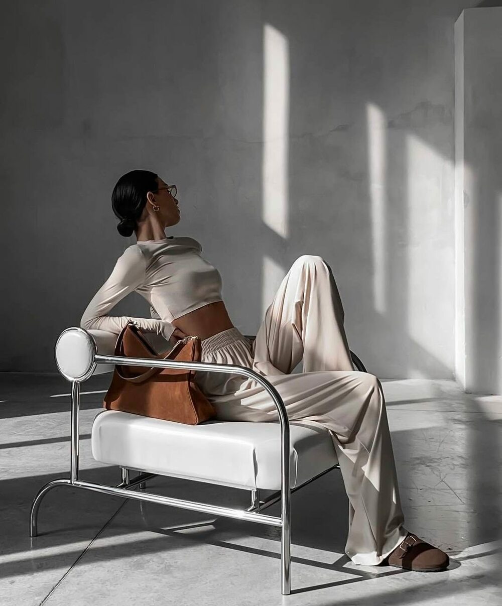 Костюм двійка з ідеальною посадкою, укорочена кофточка підкреслює фігуру, штани вільного крою на високій посадці. Колір бежевий.