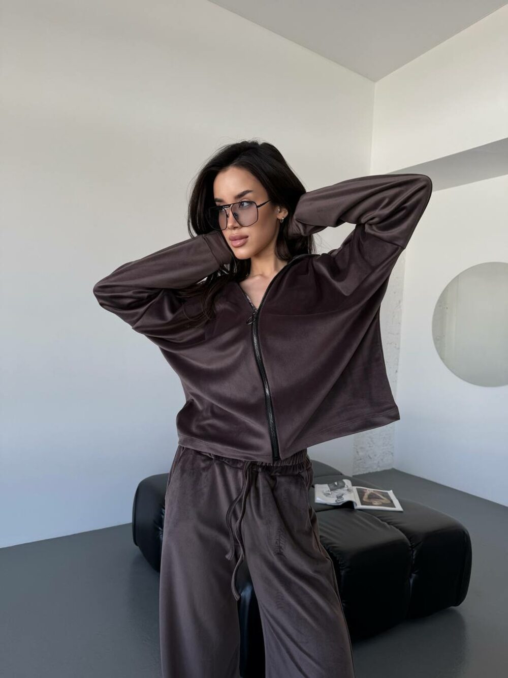 Костюм складається з кофти оверсайз і штанів на високій посадці, колір шоколад