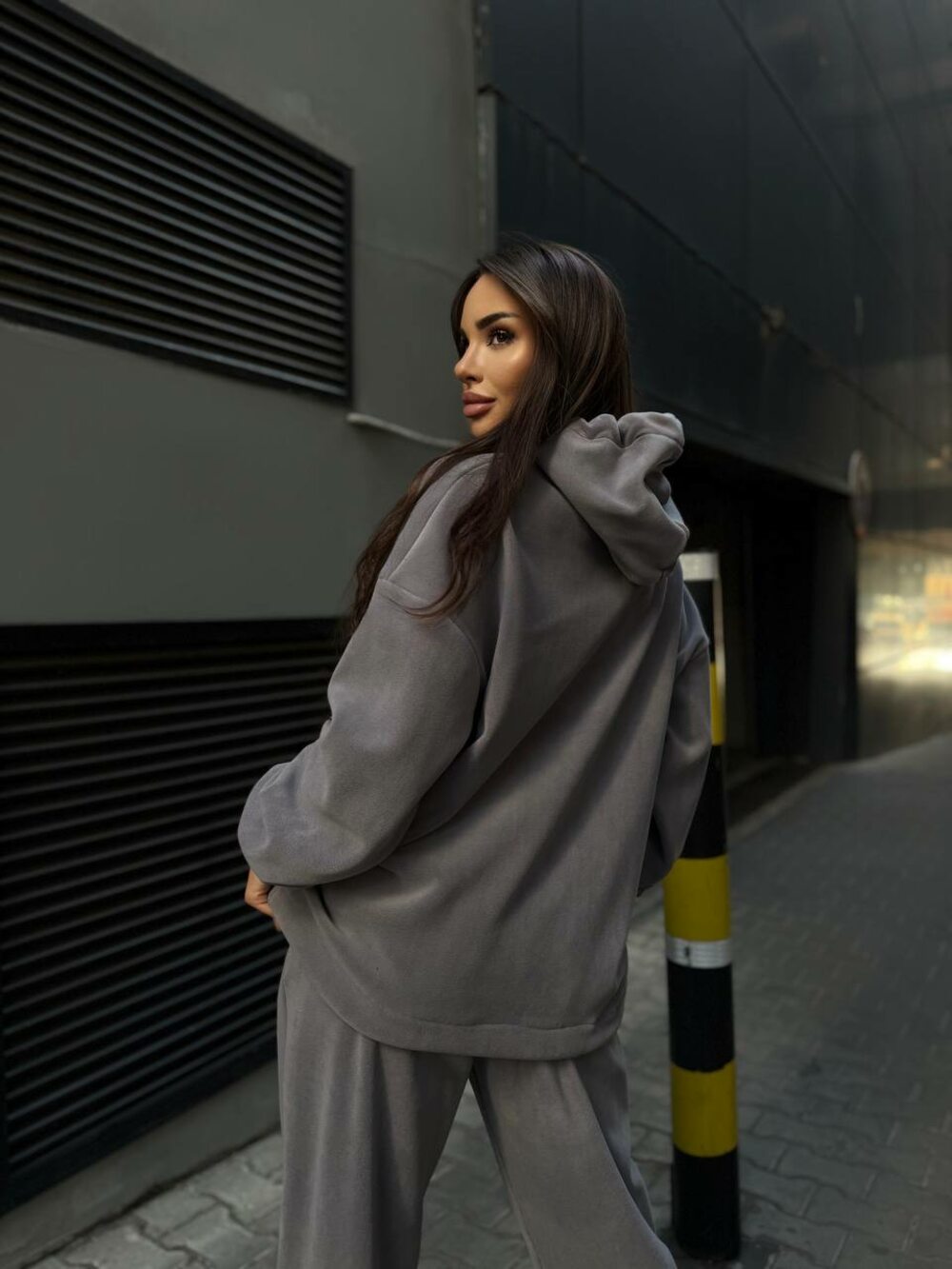 Костюм складається з худі та джогерів, колір графіт