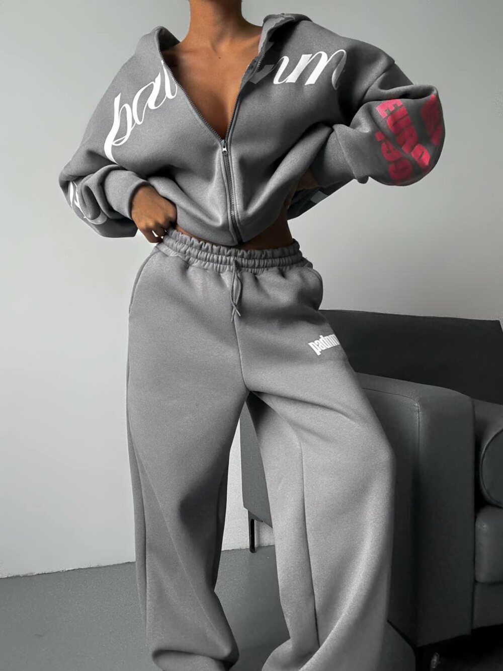Костюм на флісі складається з кофти та штанів, колір сірий