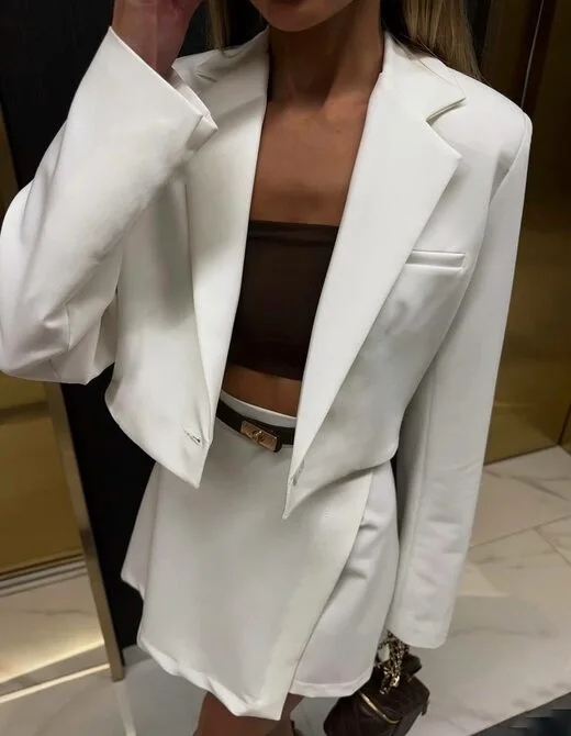 Костюм состоит из юбки-шорт и укороченного пиджака, цвет молочный