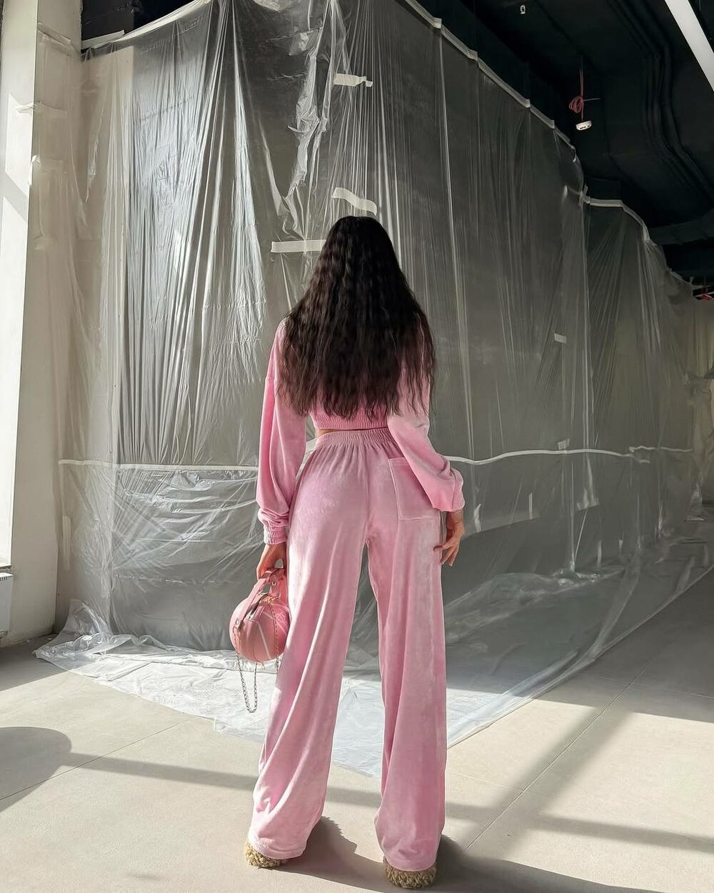 Велюролвый костюм с вышивкой, цвет розовый