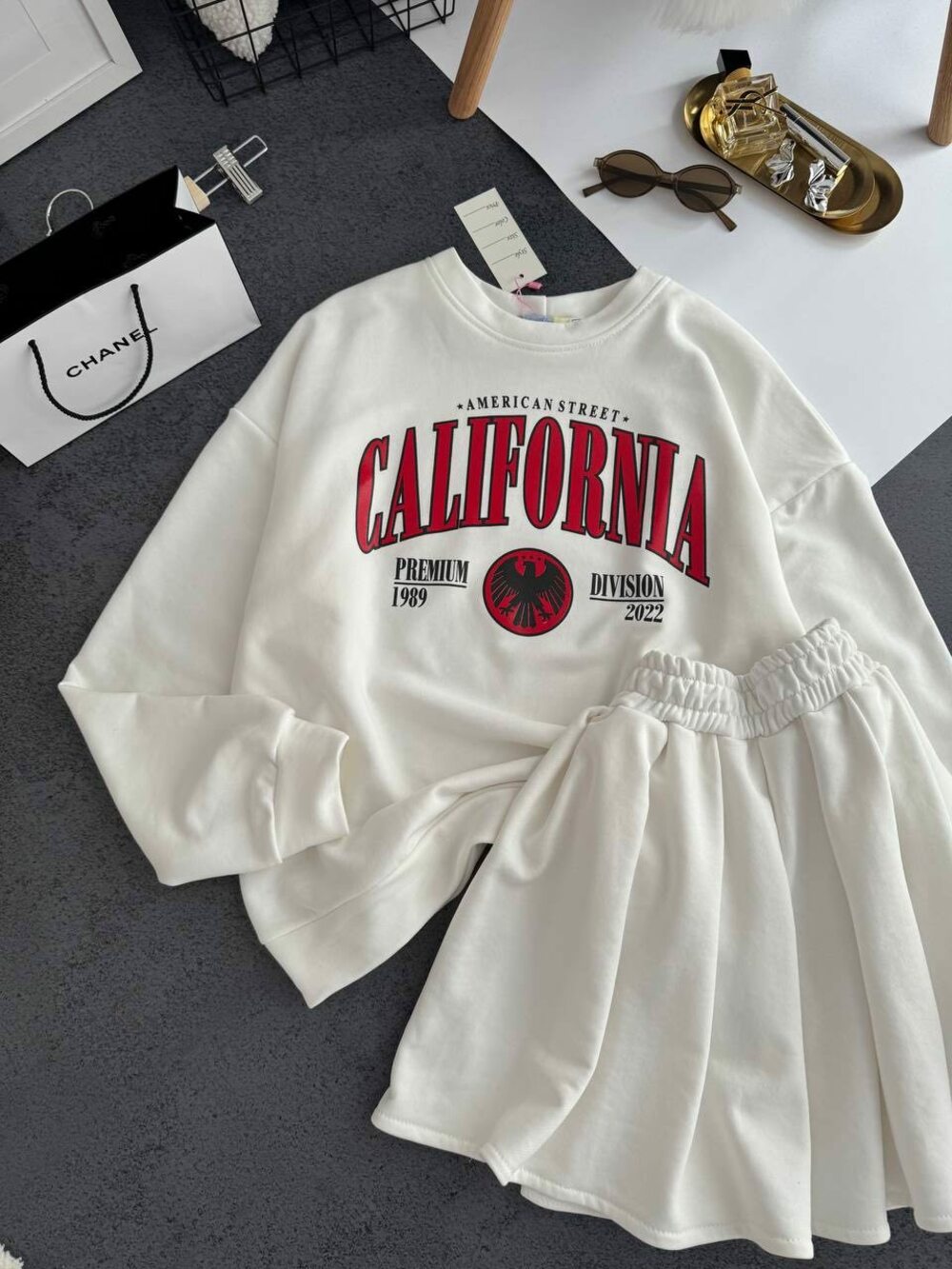 Комплект зі світшота та спідниці, колір білий