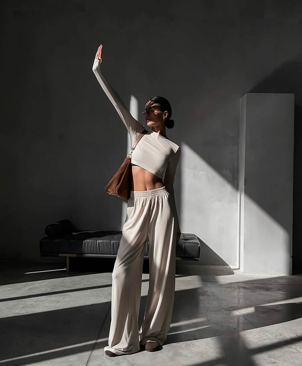 Костюм двійка з ідеальною посадкою, укорочена кофточка підкреслює фігуру, штани вільного крою на високій посадці. Колір бежевий.