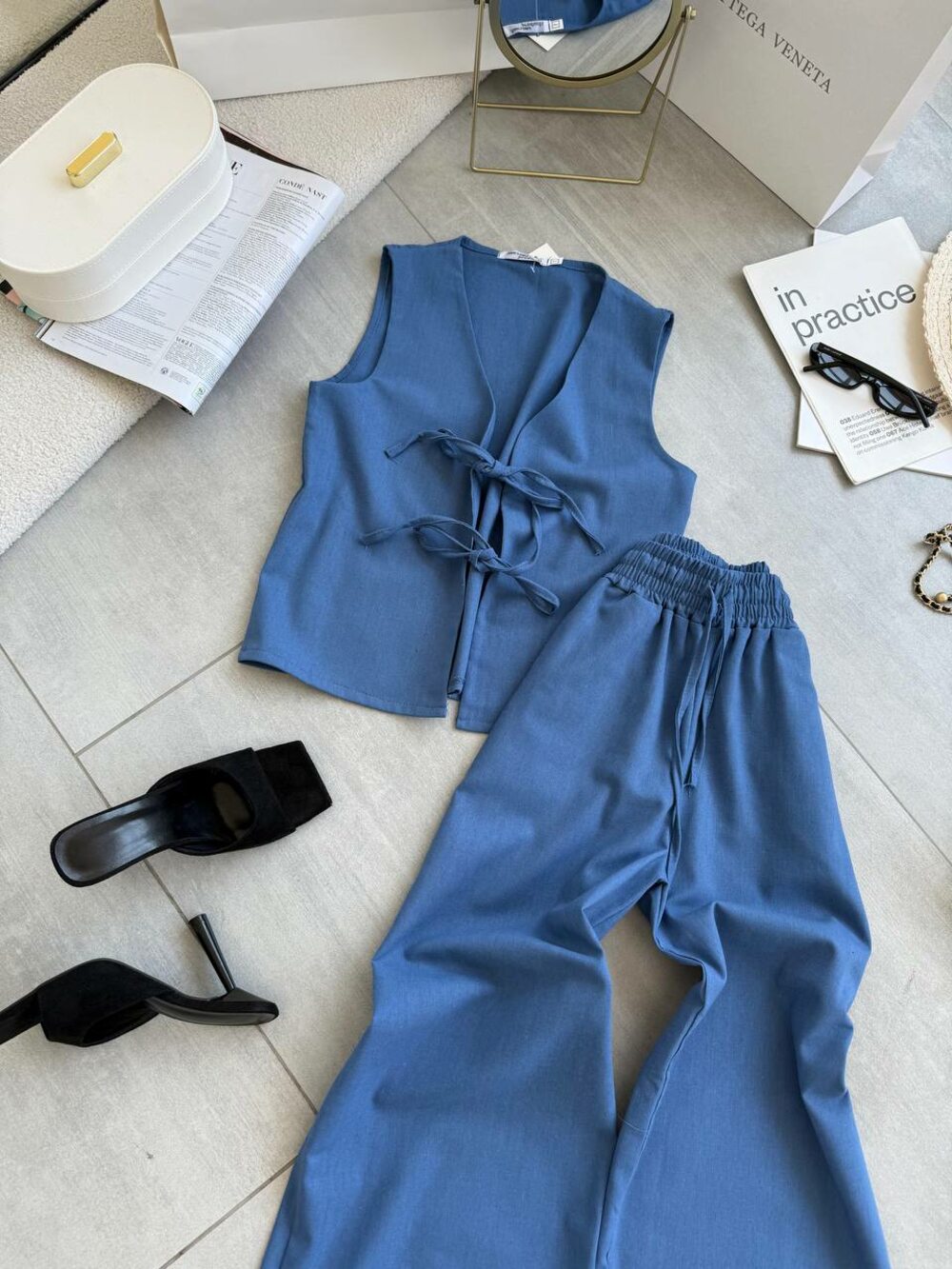 Костюм складається з жилета та штанів, колір джинс.