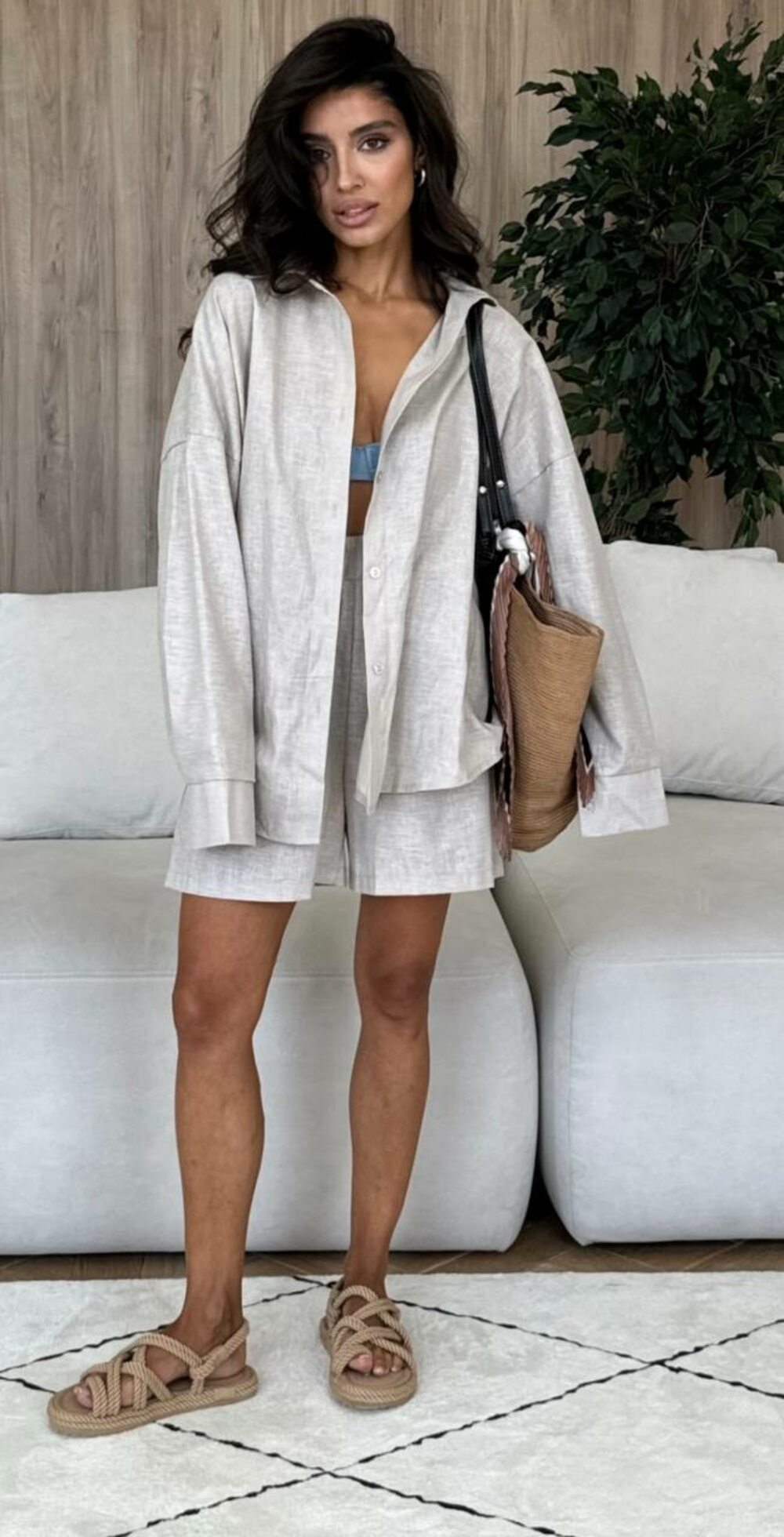 Костюм складається з сорочки та шорт, колір бежевий