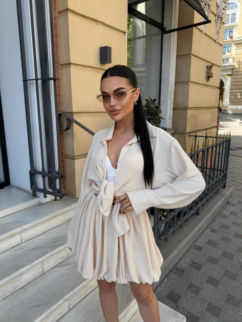 Костюм складається з сорочки та спідниці, колір бежевий