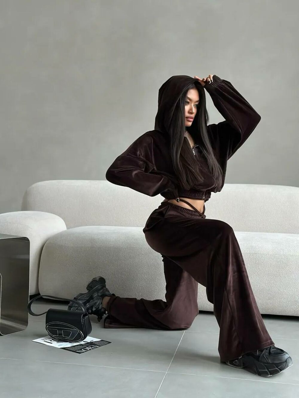 Велюровий костюм двійка складається з худі та штанів, колір шоколад