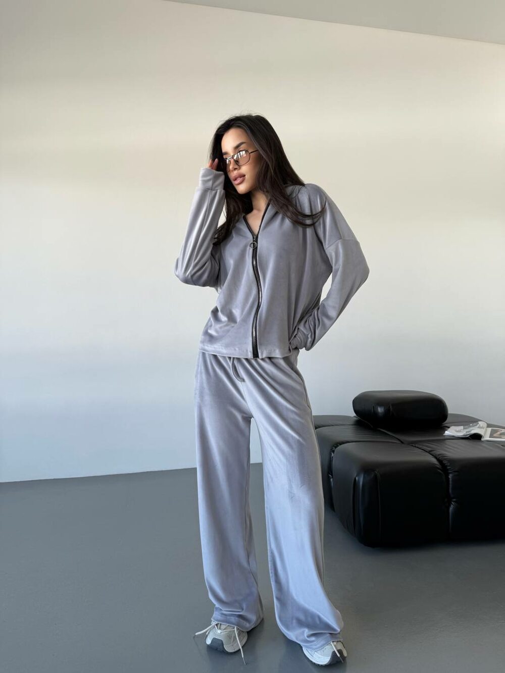 Костюм складається з кофти оверсайз і штанів на високій посадці, колір сірий
