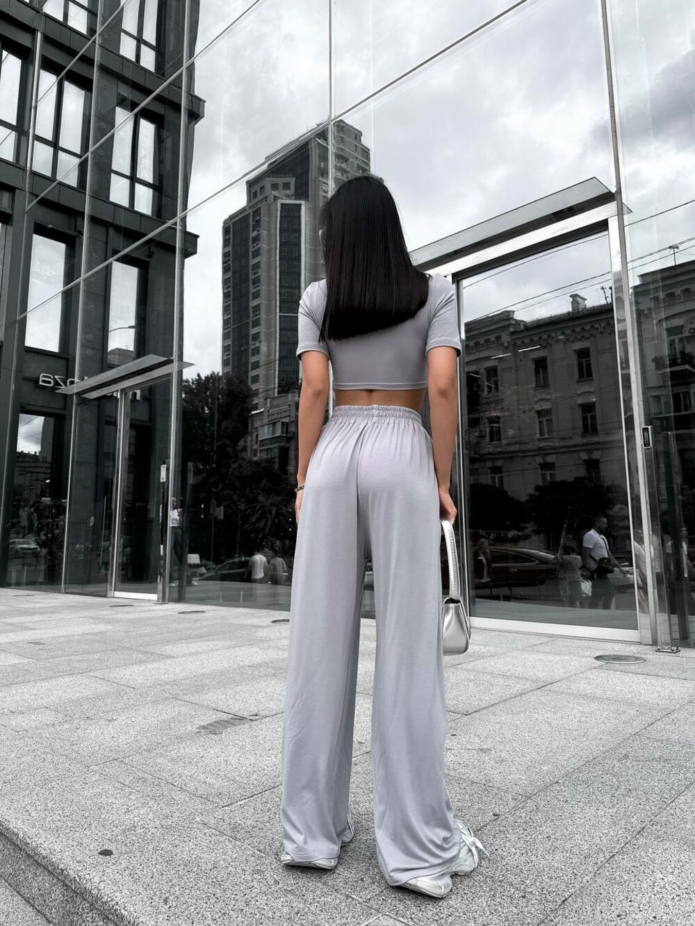 Костюм состоит из укороченного топа и брюк, цвет серый