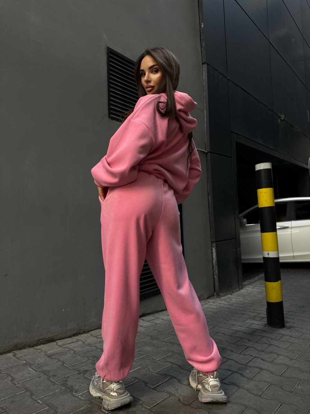 Костюм складається з худі та джогерів, колір барбі.