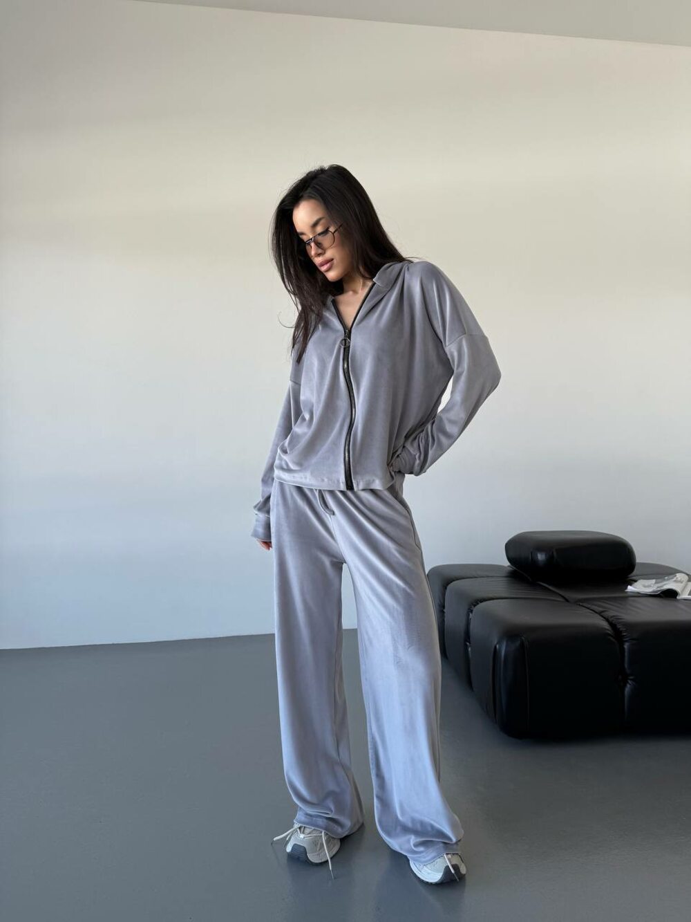 Костюм складається з кофти оверсайз і штанів на високій посадці, колір сірий