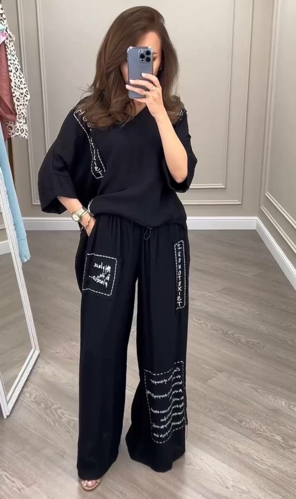 Костюм из брюк и ассиметричной блузки, цвет черный