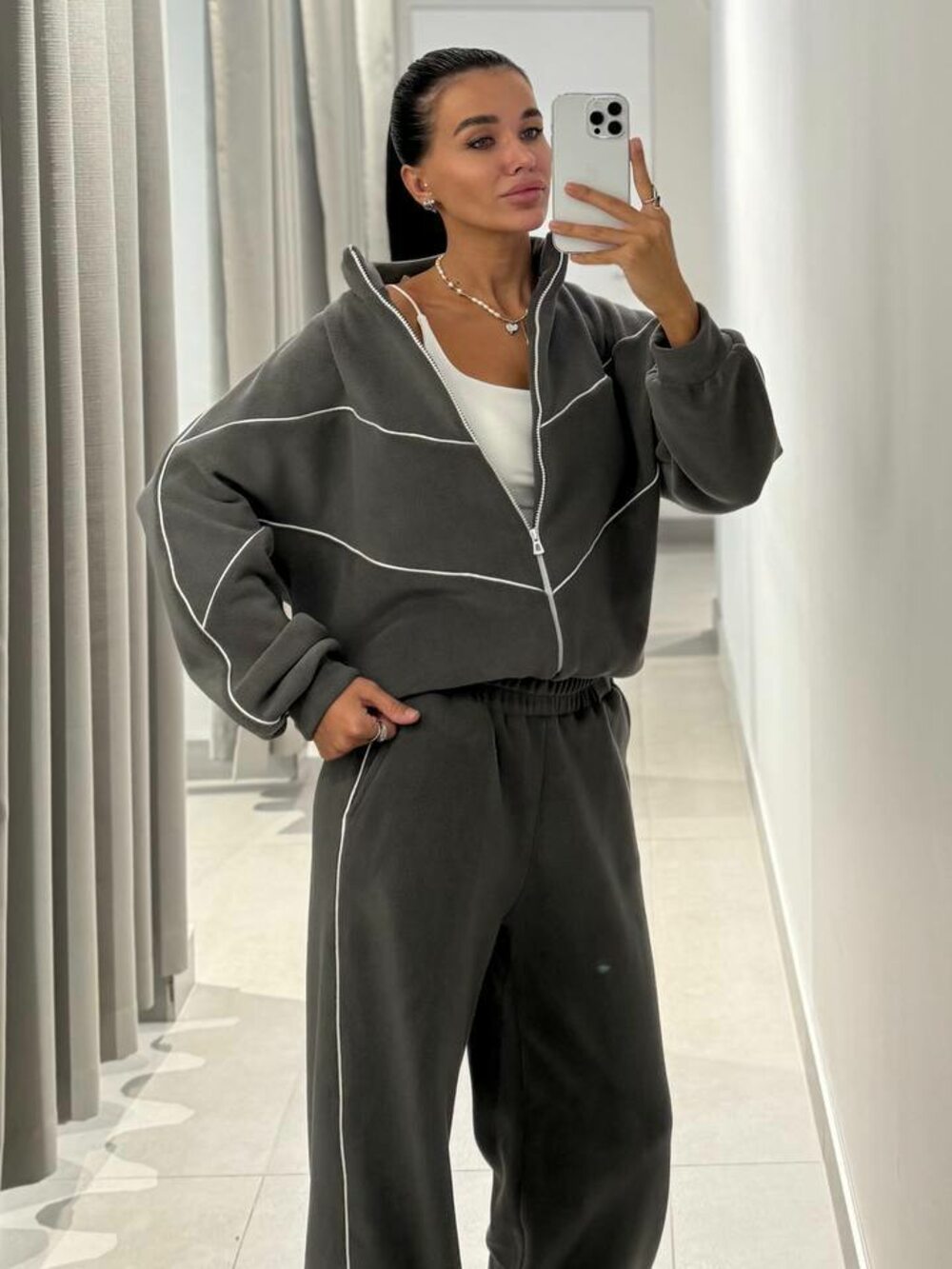 Костюм на флісі складається з кофти та штанів вільного крою, колір графіт.