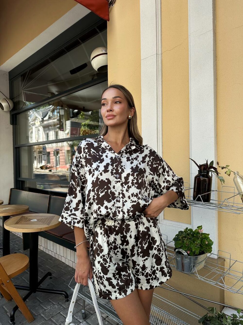 Костюм двійка складається з сорочки та шорт, колір коричневий