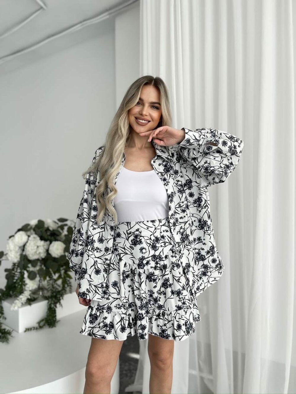 Комплект состоит из рубашки с двойной планкой спереди, застегивается на пуговицы. Цвет принта черный на белой основе.Юбка сзади имеет эластичный пояс, благодаря чему идеально садится по фигуре.