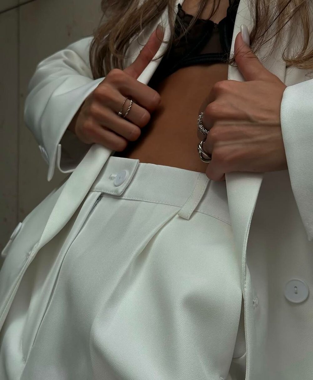 Костюм состоит из брюк палаццо и пиджака, цвет молочный