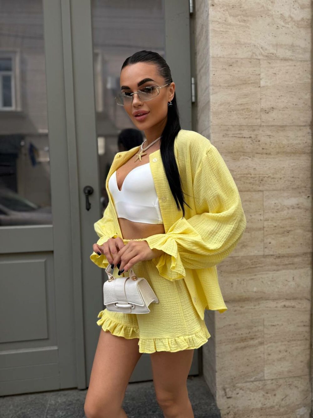 Костюм двійка складається з сорочки та шорт, колір лимонний