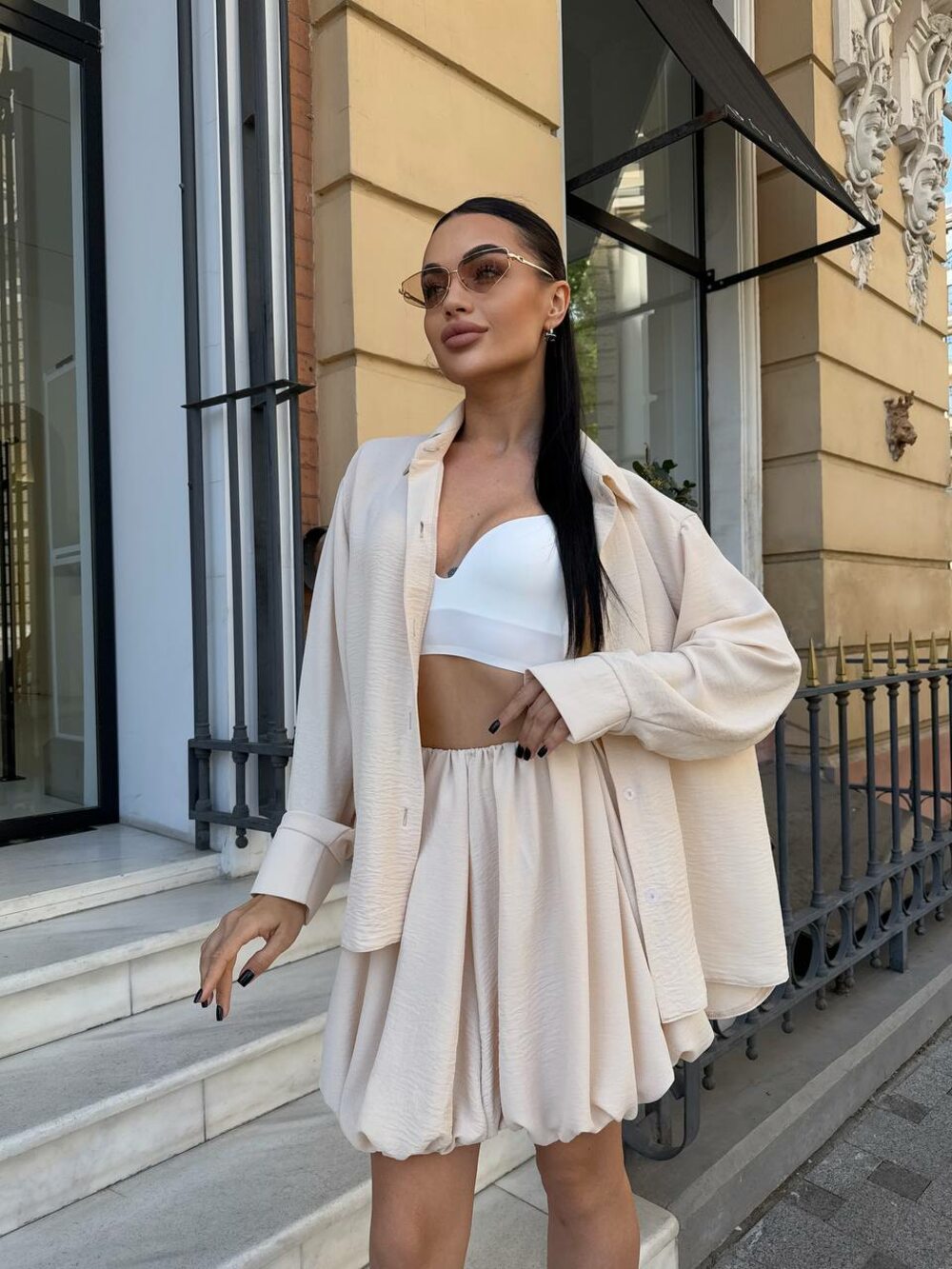 Костюм складається з сорочки та спідниці, колір бежевий