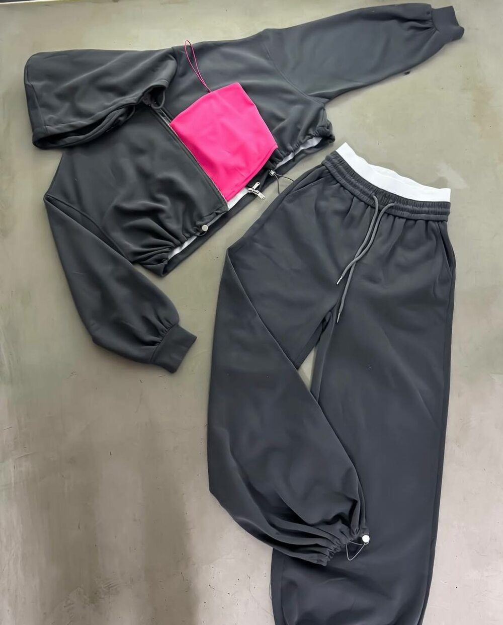 Костюм трійка складається з штанів, кофти та топа, колір графіт.