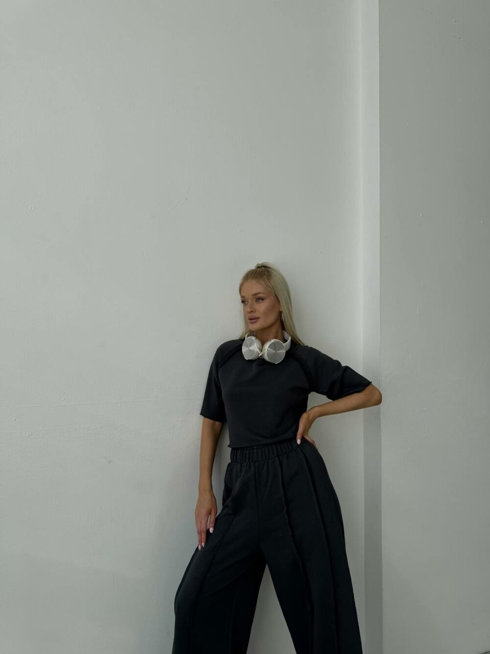 Костюм двійка складається з штанів палаццо та укороченої футболки, колір графіт