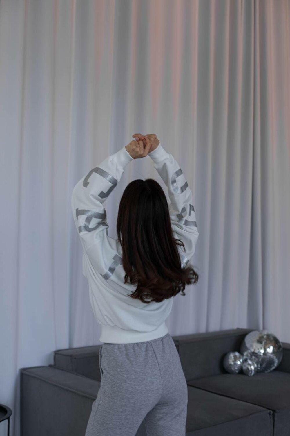 Костюм Chicago складається з джогерів та світшота.