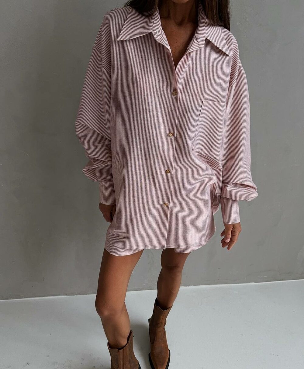 Костюм складається з сорочки та шорт, колір смужки бордо