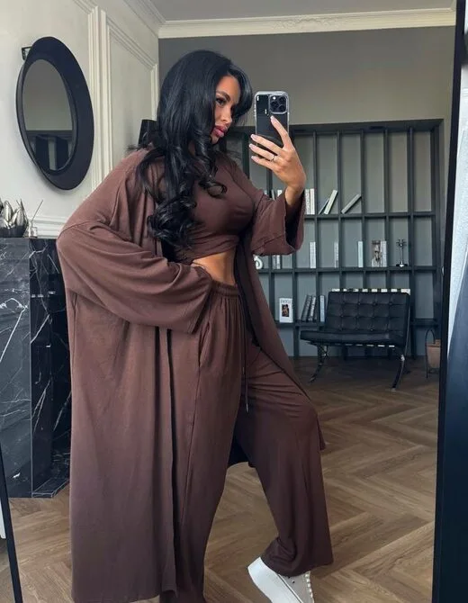 Костюм тройка состоит из брюк, кардигана и топа, цвет коричневый