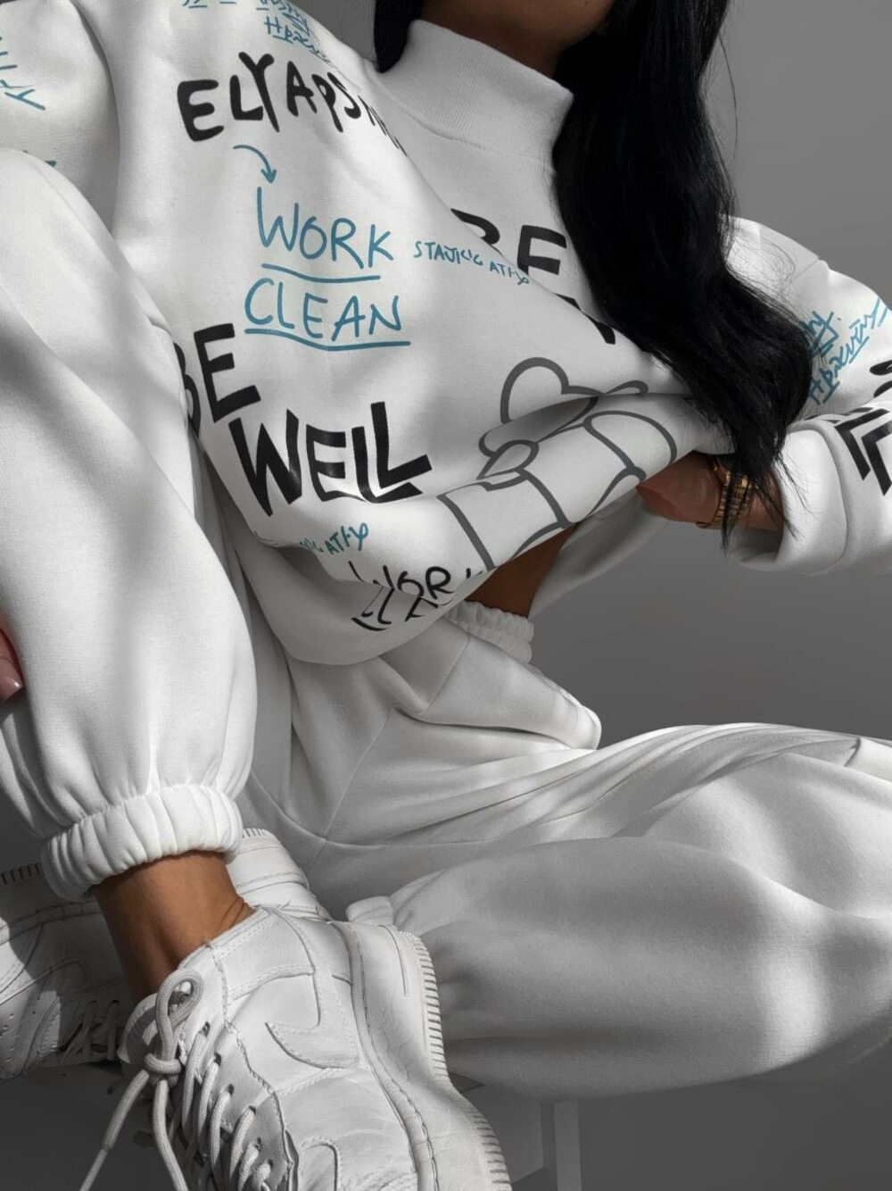 Костюм на флісі складається з світшота та джогерів, колір молочний