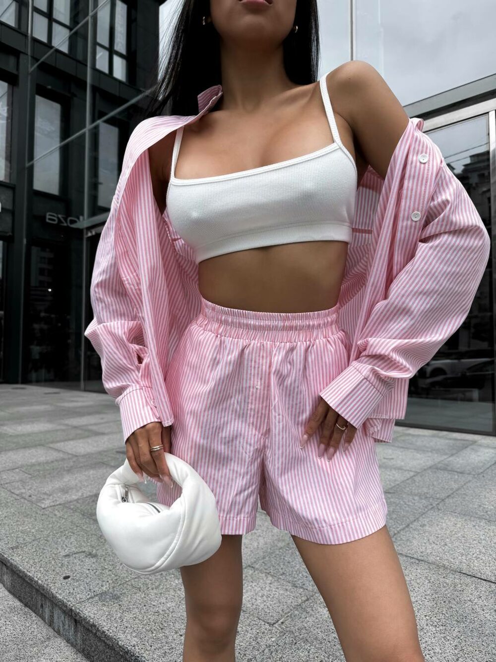 Костюм состоит из шорт и рубашки, цвет розовая полоска