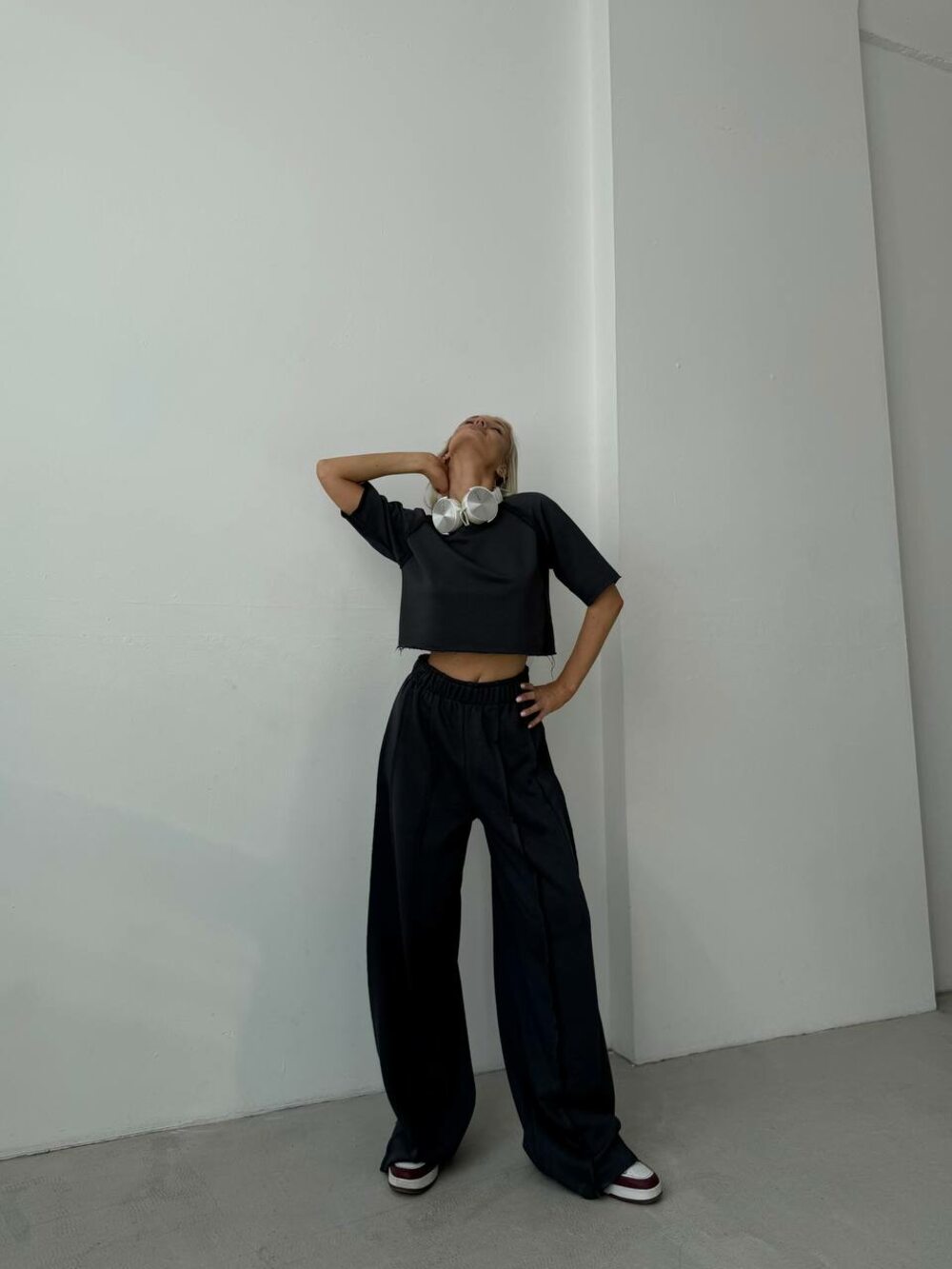 Костюм двійка складається з штанів палаццо та укороченої футболки, колір графіт