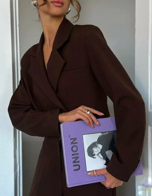 Костюм состоит из брюк палаццо и укороченного пиджака, цвет шоколад