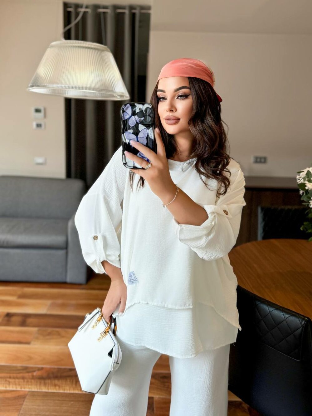 Костюм трійка складається з штанів, туніки та подовженої майки, колір білий