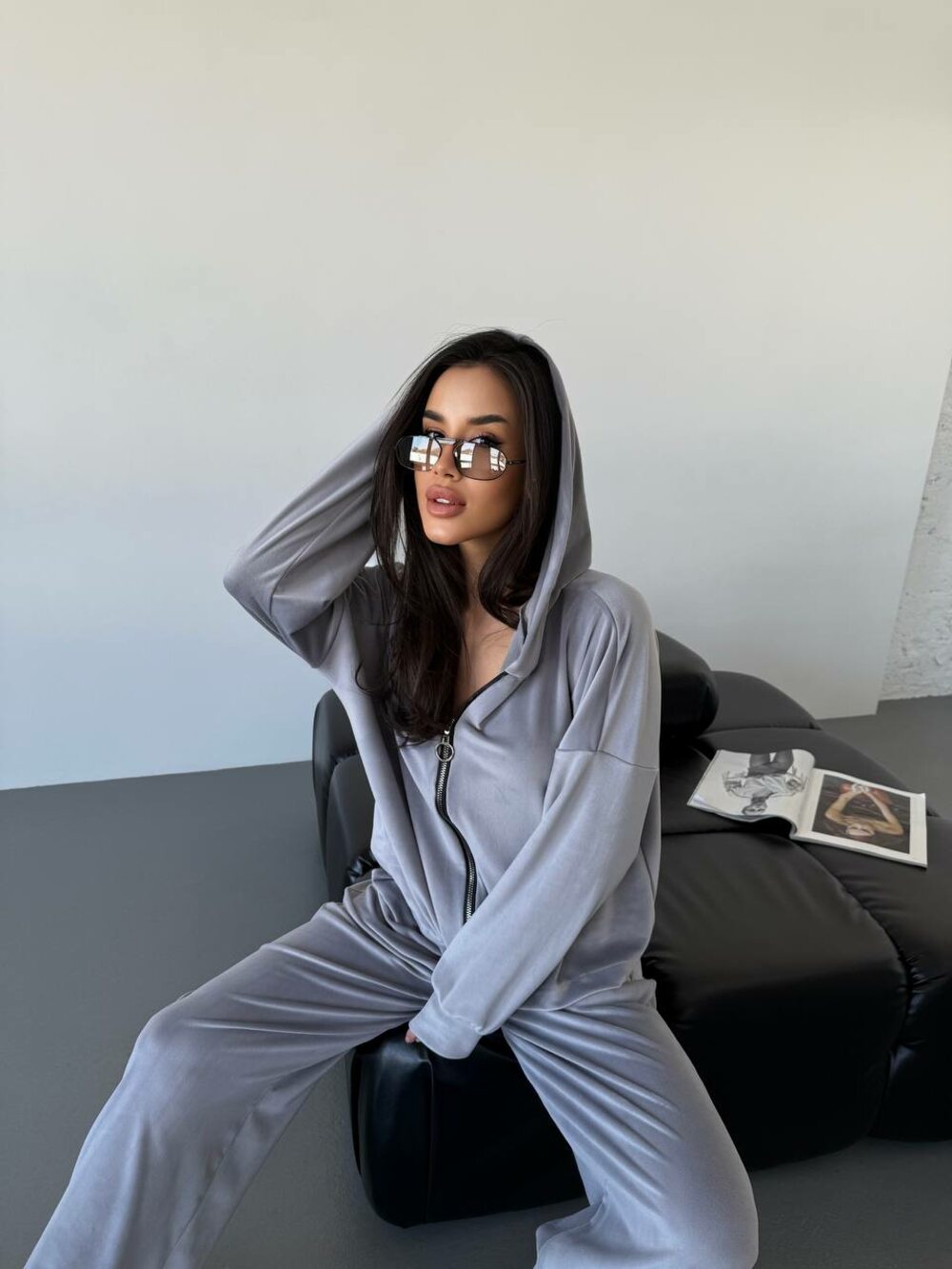 Костюм складається з кофти оверсайз і штанів на високій посадці, колір сірий