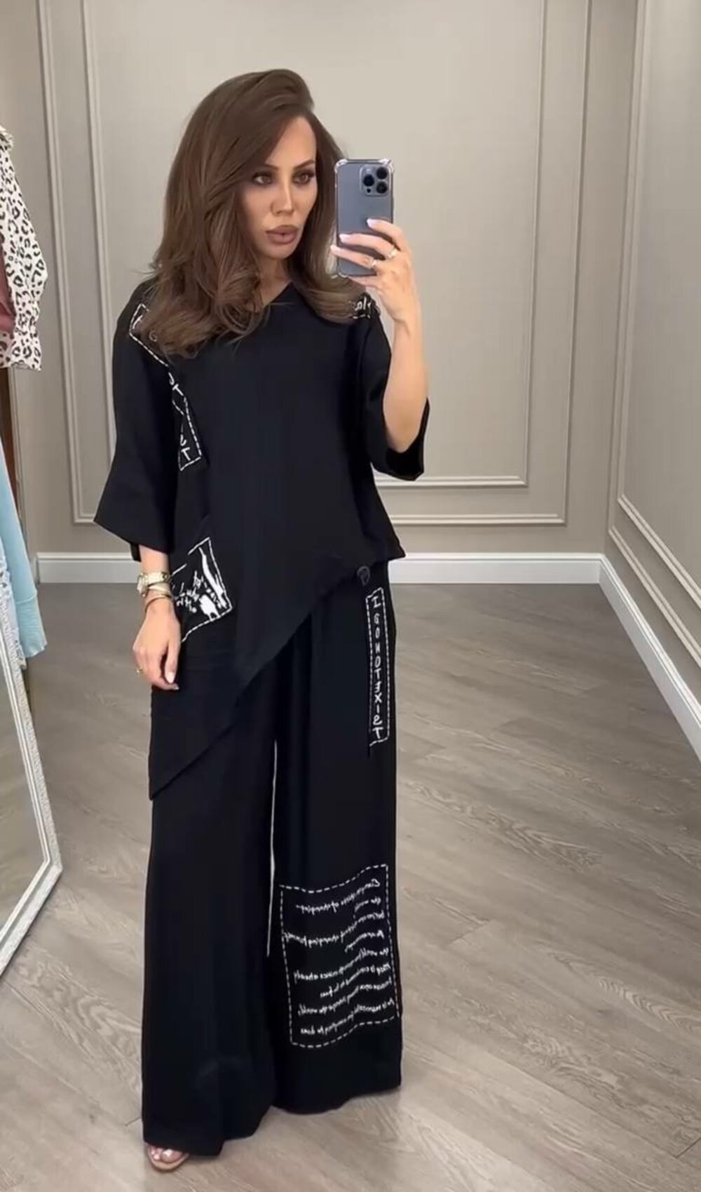 Костюм из брюк и ассиметричной блузки, цвет черный