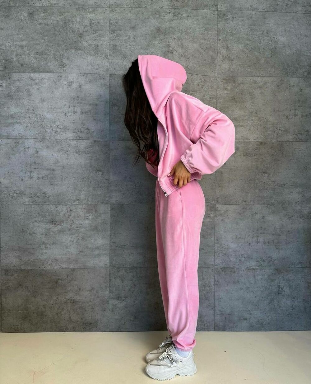 Костюм складається з укороченого худорлявого і джогерів, колір барбі.