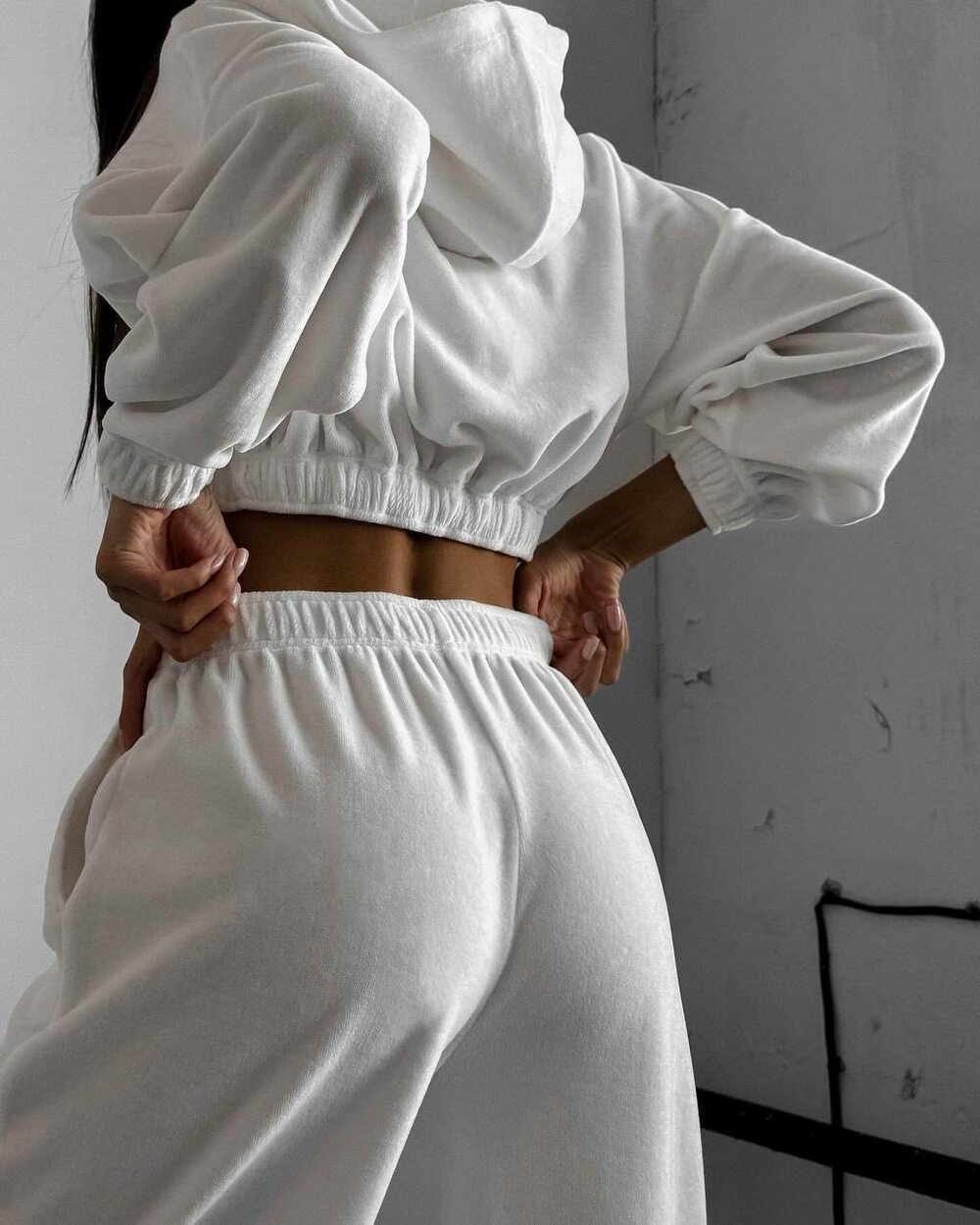 Велюровий костюм трійка в який входить укорочений худі з капюшоном, бра і штани вільного крою на високій посадці, колір молочний