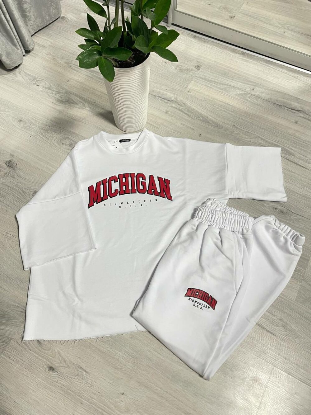 Костюм двійка з написом, колір білий