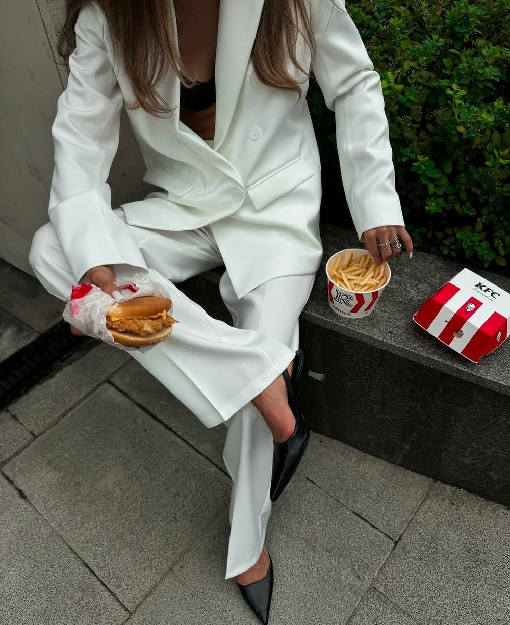 Костюм состоит из брюк палаццо и пиджака, цвет молочный