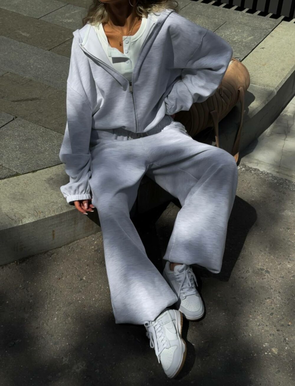 Костюм двійка складається зі худі та штанів, колір меланж