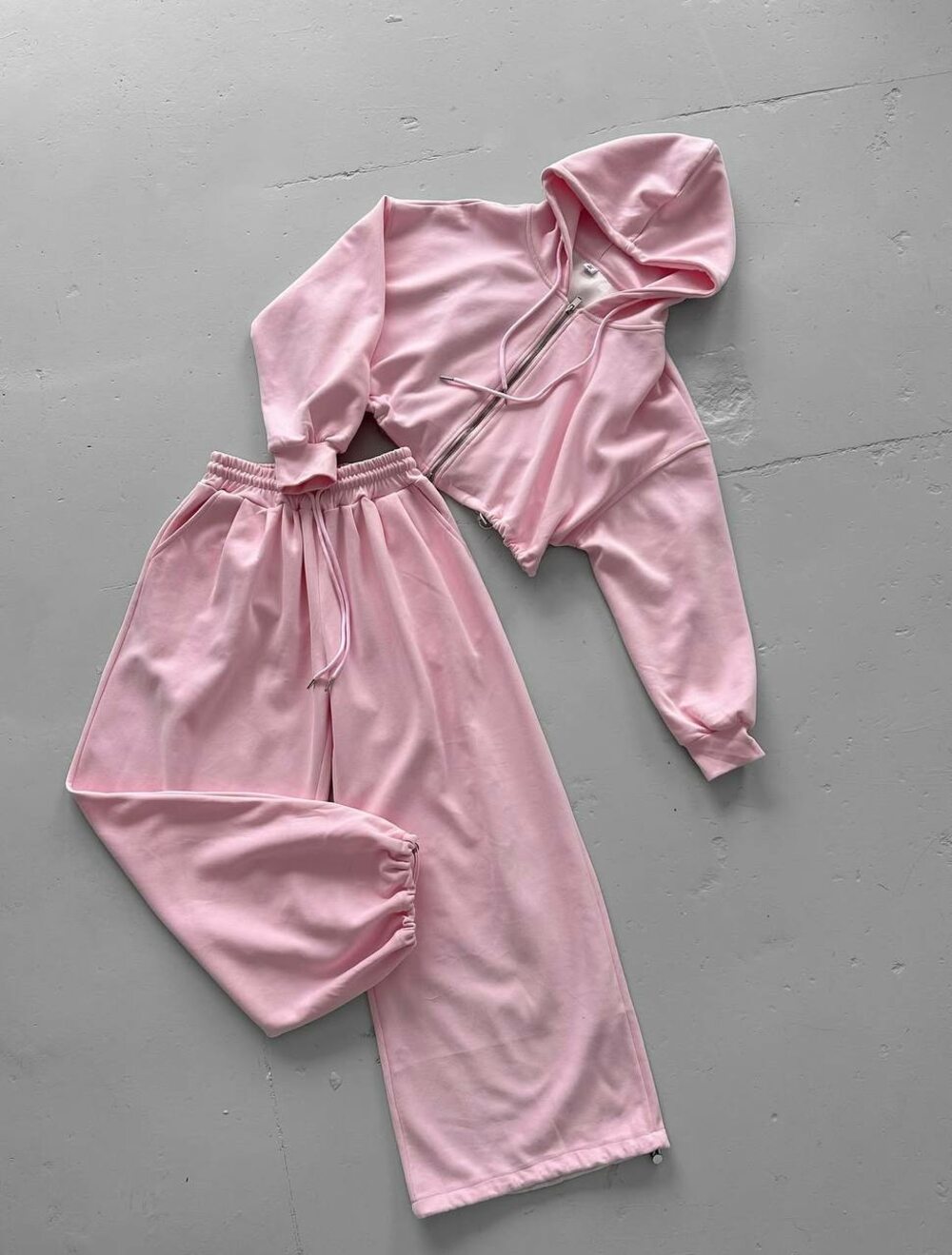 Костюм складається з укороченого худорлявого і штанів, колір барбі.