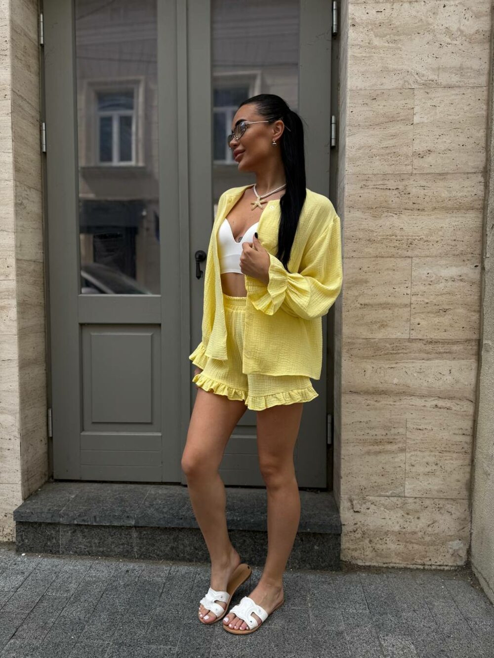 Костюм двійка складається з сорочки та шорт, колір лимонний