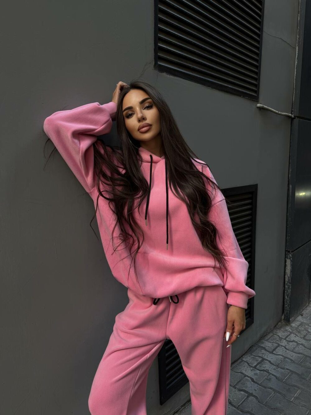 Костюм складається з худі та джогерів, колір барбі.